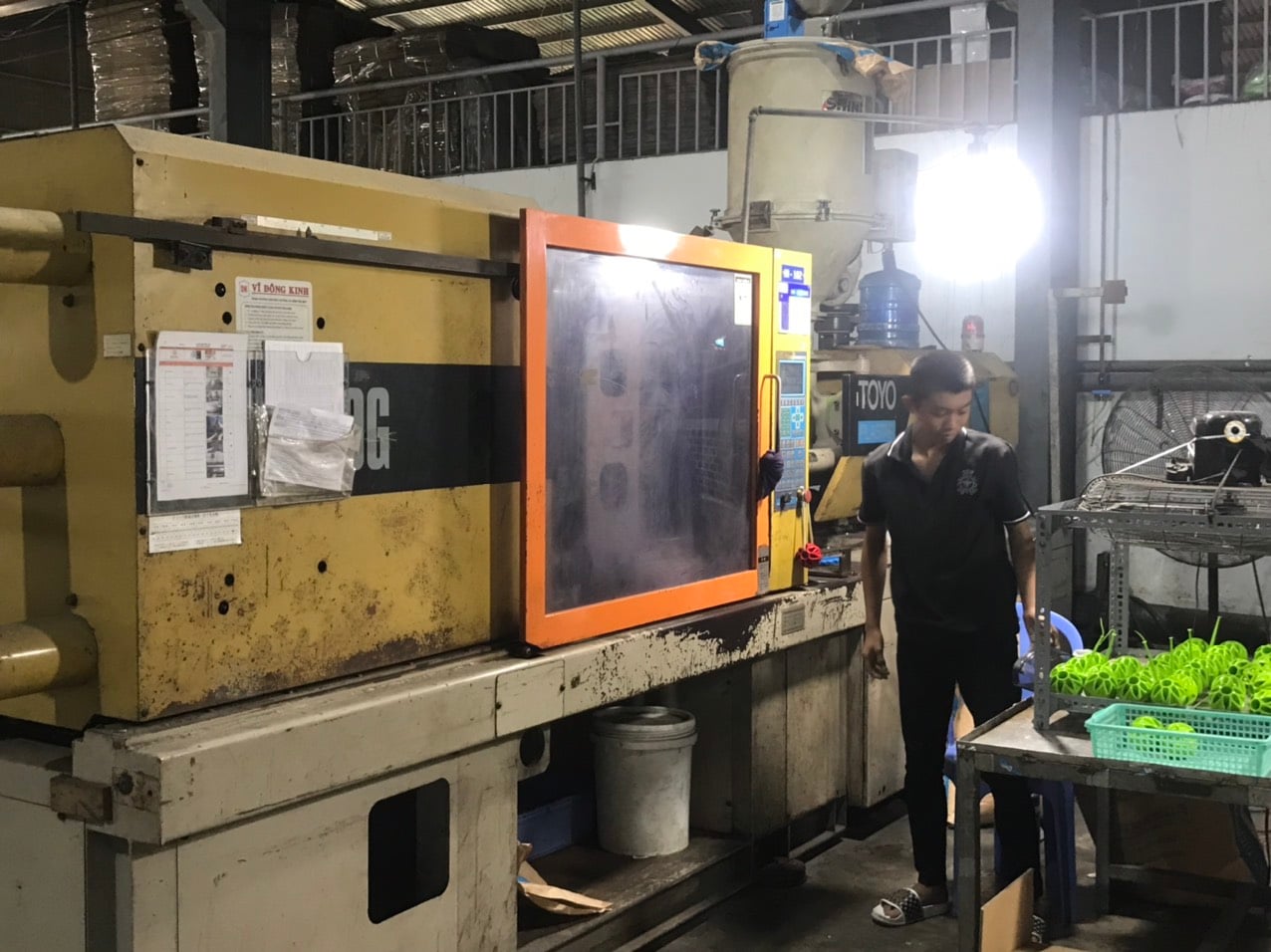 plastic injection machine.jpg